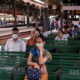 သီရိလင်္ကာနိုင်ငံ ကိုလံဘိုမြို့ရှိ ရထားဘူတာရုံ၌ ရထားစီးရန် စောင့်ဆိုင်းနေသူများအား မတ် ၁၈ ရက်က တွေ့ရစဉ်(ဆင်ဟွာ)