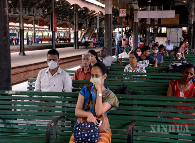 သီရိလင်္ကာနိုင်ငံ ကိုလံဘိုမြို့ရှိ ရထားဘူတာရုံ၌ ရထားစီးရန် စောင့်ဆိုင်းနေသူများအား မတ် ၁၈ ရက်က တွေ့ရစဉ်(ဆင်ဟွာ)