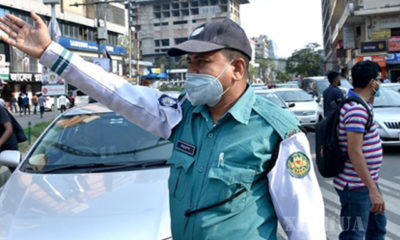 ဘင်္ဂလားဒေ့ရှ်နိုင်ငံ ဒါကာမြို့၌ နှာခေါင်းစည်းတပ်ဆင်ထားသော ယာဉ်ထိန်းရဲတစ်ဦးအား တွေ့ရစဉ်(ဆင်ဟွာ)
