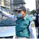 ဘင်္ဂလားဒေ့ရှ်နိုင်ငံ ဒါကာမြို့၌ နှာခေါင်းစည်းတပ်ဆင်ထားသော ယာဉ်ထိန်းရဲတစ်ဦးအား တွေ့ရစဉ်(ဆင်ဟွာ)