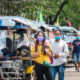 လာအိုနိုင်ငံ ဗီယင်ကျန်းမြို့ရှိ လမ်းပေါ်တွင် နှာခေါင်းစည်းဝတ်ဆင်၍ သွားလာနေကြသူများအား မတ် ၂၃ ရက်က တွေ့ရစဉ် (ဆင်ဟွာ)