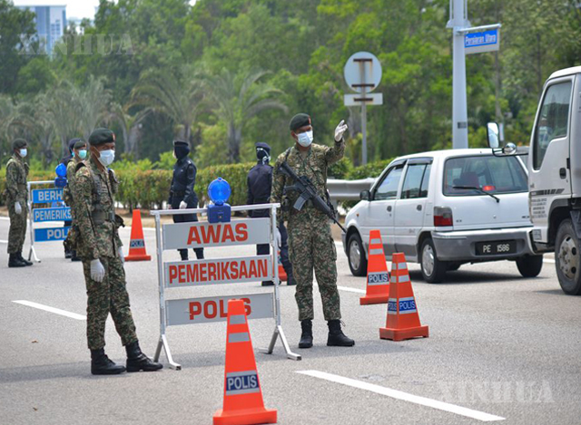 မလေးရှားနိုင်ငံ ပူထရာဂျာယာ၌ COVID-19 ထိန်းချုပ်ရေးအတွက် လုံခြုံရေးတပ်ဖွဲ့ဝင်များ စစ်ဆေးရေးဆောင်ရွက်နေစဉ်(ဆင်ဟွာ)