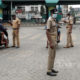 အိန္ဒိယ နိုင်ငံ kochi မြို့ရှိ လမ်းပေါ်တွင် ရဲများက ဆိုင်ကယ်စီးနင်းသူများအား စစ်ဆေးနေစဉ်(ဆင်ဟွာ)