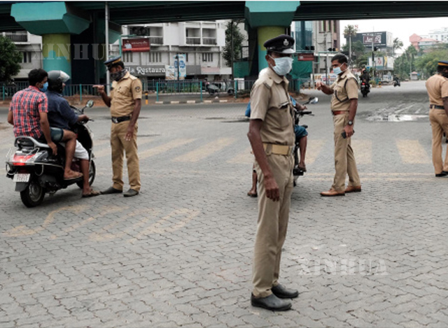 အိန္ဒိယ နိုင်ငံ kochi မြို့ရှိ လမ်းပေါ်တွင် ရဲများက ဆိုင်ကယ်စီးနင်းသူများအား စစ်ဆေးနေစဉ်(ဆင်ဟွာ)