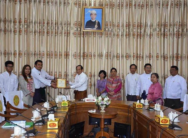 မြန်မာနိုင်ငံ COVID-19 ရောဂါတိုက်ဖျက်ရေးလုပ်ငန်းတွင် အသုံးပြုရန်အတွက် တရုတ်ပြည် မြန်မာပညာတော်သင်ကျောင်းသားကျောင်းသူများ၏ စုပေါင်းပါဝင်လှူဒါန်းငွေအား ကျန်းမာရေးနှင့်အားကစားဝန်ကြီးဌာန ပြည်ထောင်စုဝန်ကြီး ဒေါက်တာမြင့်ထွေးမှ လက်ခံရယူနေစဉ်(ဓါတ်ပုံ- တရုတ်ပြည် မြန်မာပညာတော်သင်ကျောင်းသားကျောင်းများ)