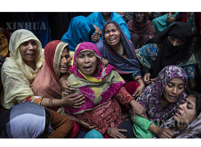 အိန္ဒိယနိုင်ငံ၌ အငြင်းပွားဖွယ် နိုင်ငံသားဥပဒေနှင့်ပတ်သက်၍ ပဋိပက္ခအတွင်း ငိုကြွေးနေသော အမျိုးသမီးများအားတွေ့ရစဉ်(ဆင်ဟွာ)