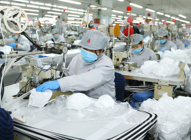 တရုတ်နိုင်ငံ Qingda ခရိုင်အတွင်းရှိ နှာခေါင်းစည်း ထုတ်လုပ်သော စက်ရုံမြင်ကွင်း တစ်ခုအားတွေ့ရစဉ်(ဆင်ဟွာ)