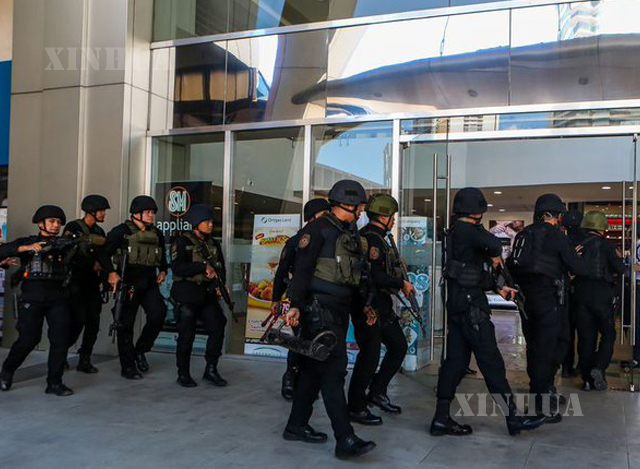 ဖိလစ်ပိုင်နိုင်ငံ မနီလာမြို့ရှိ ဈေးဝယ်စင်တာတစ်ခုတွင် ဓားစာခံကယ်တင်ရေးဆောင်ရွက်နေသည့် လုံခြုံရေးတပ်ဖွဲ့ဝင်များအားတွေ့ရစဉ်(ဆင်ဟွာ)