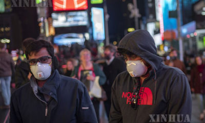အမေရိကန်နိုင်ငံ နယူးယောက်မြို့၌ နှာခေါင်းစည်းတပ်ဆင်၍ သွားလာနေသူများကို တွေ့ရစဉ်(ဆင်ဟွာ)