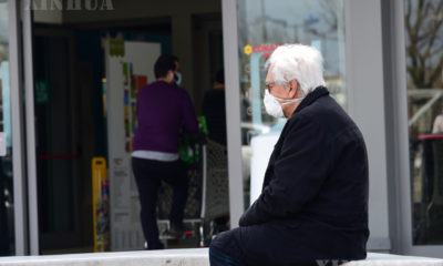 အီတလီနိုင်ငံက ဘိုလော့နာမြို့၌ နှာခေါင်းစည်းဝတ်ဆင်ထားသော အဖိုးအိုတစ်ဦးအားတွေ့ရစဉ်(ဆင်ဟွာ)