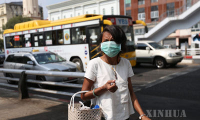 ရန်ကုန်မြို့တွင် နှာခေါင်းစည်းဖြင့်သွားလာနေသူတစ်ဦးအားတွေ့ရစဉ် (ဆင်ဟွာ)