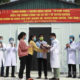 ဗီယက်နမ်နိုင်ငံ မြောက်ပိုင်း Vinh Phuc ပြည်နယ်တွင် ကိုဗစ်-၁၉ ရောဂါဖြစ်ပွားပြီး ပြန်လည်နာလန်ထလာသောလူနာက ဖေဖော်ဝါရီ ၂၆ ရက်တွင် ဆရာဝန်အား ဂုဏ်ပြု ပန်းစည်းပေးစဉ် (ဆင်ဟွာ)