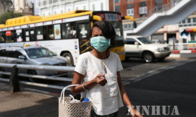 ရန်ကုန်မြို့တွင် နှာခေါင်းစည်း တပ်ဆင်သွားလာသူ တစ်ဦးအား တွေ့ရစဉ်(ဆင်ဟွာ)