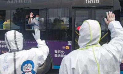 တရုတ်နိုင်ငံ အလယ်ပိုင်း ဟူပေပြည်နယ်၊ ဝူဟန့်မြို့တွင် ဆေးရုံမှဆင်းခွင့်ရသူများနှင့် ဆေးဝန်ထမ်းများအကြား အပြန်အလှန်နှုတ်ဆက်နေကြစဉ် (ဆင်ဟွာ)