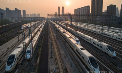 တရုတ်နိုင်ငံ ဟူပေပြည်နယ် ဝူဟန့်မြို့ ဘူတာကြီးတွင် မောင်းနှင်ထွက်ခွာမည့် အမြန်ကျည်ဆန် ရထားများအား တွေ့ရစဉ်(ဆင်ဟွာ)