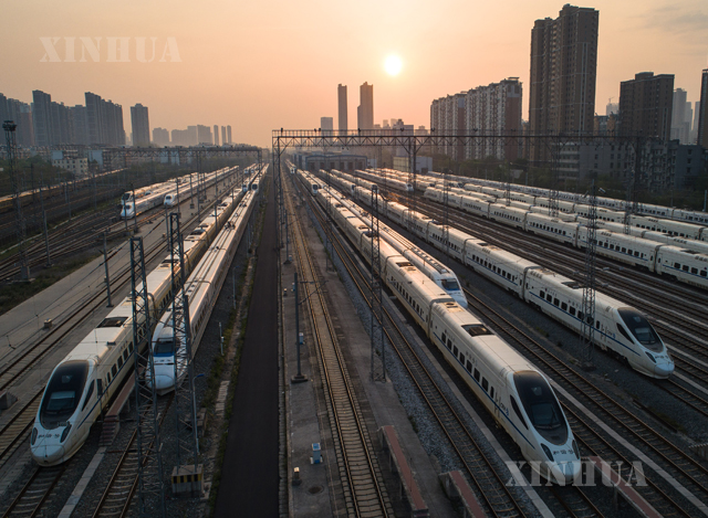 တရုတ်နိုင်ငံ ဟူပေပြည်နယ် ဝူဟန့်မြို့ ဘူတာကြီးတွင် မောင်းနှင်ထွက်ခွာမည့် အမြန်ကျည်ဆန် ရထားများအား တွေ့ရစဉ်(ဆင်ဟွာ)