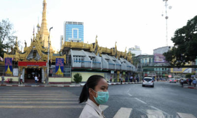 ရန်ကုန်မြို့တွင် နှာခေါင်းစည်း တပ်ဆင်သွားလာသူ တစ်ဦးအား တွေ့ရစဉ်(ဆင်ဟွာ)