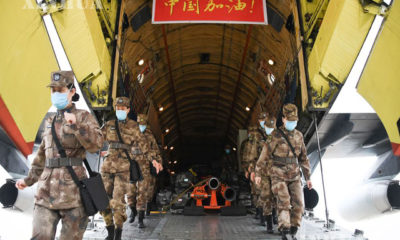 တရုတ်နိုင်ငံ အလယ်ပိုင်း ဟူပေပြည်နယ် ဝူဟန့်မြို့ရှိ ထျန်းဟော်အပြည်ပြည်ဆိုင်ရာလေဆိပ်သို့ ရောက်ရှိလာသည့် စစ်ဘက်ဆိုင်ရာ ဆေးတပ်ဖွဲ့ဝင်များအား တွေ့ရစဉ် (ဆင်ဟွာ)