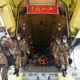 တရုတ်နိုင်ငံ အလယ်ပိုင်း ဟူပေပြည်နယ် ဝူဟန့်မြို့ရှိ ထျန်းဟော်အပြည်ပြည်ဆိုင်ရာလေဆိပ်သို့ ရောက်ရှိလာသည့် စစ်ဘက်ဆိုင်ရာ ဆေးတပ်ဖွဲ့ဝင်များအား တွေ့ရစဉ် (ဆင်ဟွာ)