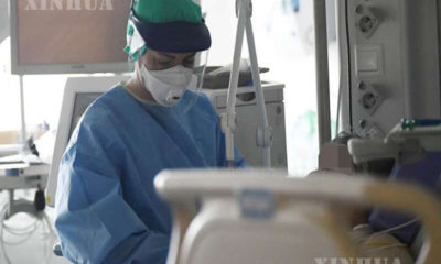 အီတလီနိုင်ငံ ဘိုလိုညာမြို့ရှိ Sant’Orsola-Malpighi ဆေးရုံရှိ အထူးကြပ်မတ်ကုသဆောင်တွင် အလုပ်လုပ်နေသည့် ကျန်းမာရေးဝန်ထမ်းတစ်ဦးအား တွေ့ရစဉ် (ဆင်ဟွာ)