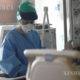 အီတလီနိုင်ငံ ဘိုလိုညာမြို့ရှိ Sant’Orsola-Malpighi ဆေးရုံရှိ အထူးကြပ်မတ်ကုသဆောင်တွင် အလုပ်လုပ်နေသည့် ကျန်းမာရေးဝန်ထမ်းတစ်ဦးအား တွေ့ရစဉ် (ဆင်ဟွာ)