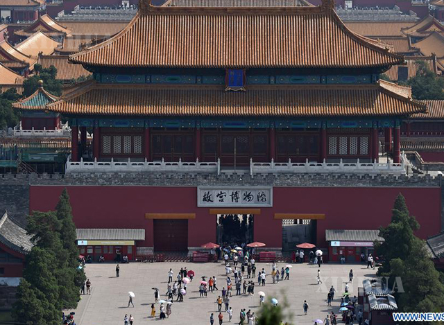 တရုတ်နိုင်ငံ ပေကျင်းမြို့ရှိ နန်းတော်ပြတိုက်သို့ လာရောက်လည်ပတ်သူများအား တွေ့ရစဉ် (ဆင်ဟွာ)