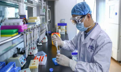တရုတ်နိုင်ငံ အမျိုးသား ဆေးဝါးထုတ်လုပ်ရေးအဖွဲ့ (Sinopharm) ရှိ ကာကွယ်ဆေးထုတ်လုပ်ရေးစက်ရုံတွင် COVID-19 ကာကွယ်ဆေး နမူနာ စမ်းသပ်နေသည်ကို တွေ့ရစဉ် (ဆင်ဟွာ)