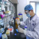 တရုတ်နိုင်ငံ အမျိုးသား ဆေးဝါးထုတ်လုပ်ရေးအဖွဲ့ (Sinopharm) ရှိ ကာကွယ်ဆေးထုတ်လုပ်ရေးစက်ရုံတွင် COVID-19 ကာကွယ်ဆေး နမူနာ စမ်းသပ်နေသည်ကို တွေ့ရစဉ် (ဆင်ဟွာ)