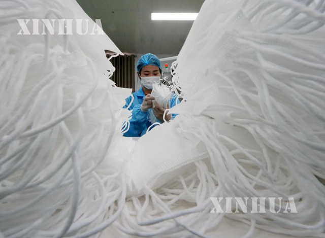 တရုတ်နိုင်ငံ မြောက်ပိုင်း ဟူပေပြည်နယ်ရှိ ဆေးဘက်ဆိုင်ရာ နှာခေါင်းစည်း ထုတ်လုပ်ရေး အလုပ်ရုံ တစ်ရုံ၌ နှာခေါင်းစည်းများအား ရေတွက်နေသည့် အလုပ်သမား တစ်ဦးအား တွေ့ရစဉ်(ဆင်ဟွာ)