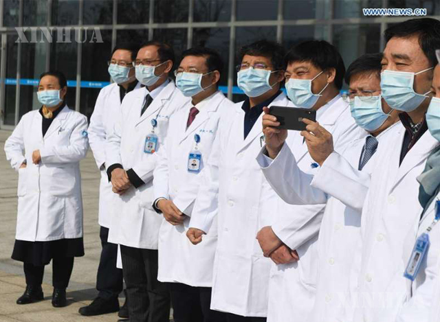ကျဲ့ကျန်းဆေးတက္ကသိုလ် (Zhejiang University School of Medicine) ၏ ပထမ တွဲဖက်ဆေးရုံမှ ဆေးဘက်ဆိုင်ရာဝန်ထမ်းများအား တွေ့ရစဉ် (ဆင်ဟွာ)