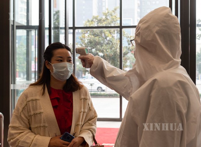 တရုတ်နိုင်ငံ ဟူပေပြည်နယ်တွင် ကျန်းမာရေးဝန်ထမ်းများက ကိုယ်ပူချိန်တိုင်းတာမှု ပြုလုပ်နေသည်ကို တွေ့ရစဉ် (ဆင်ဟွာ)