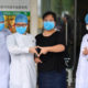 တရုတ်နိုင်ငံ၌ COVID-19 ရောဂါသက်သာပျောက်ကင်း၍ ဆေးရုံဆင်းခွင့်ရသူများနှင့် ကျန်းမာရေးဝန်ထမ်းများ အပြန်အလှန် နှုတ်ဆက်နေကြစဉ်(ဆင်ဟွာ)