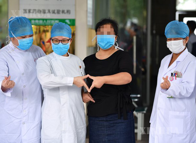တရုတ်နိုင်ငံ၌ COVID-19 ရောဂါသက်သာပျောက်ကင်း၍ ဆေးရုံဆင်းခွင့်ရသူများနှင့် ကျန်းမာရေးဝန်ထမ်းများ အပြန်အလှန် နှုတ်ဆက်နေကြစဉ်(ဆင်ဟွာ)