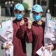 တရုတ်နိုင်ငံ COVID-19 ရောဂါတိုက်ဖျက်ရေးတွင် ပါဝင်ဆောင်ရွက်ခဲ့သော ဆေးဝန်ထမ်းများအား တွေ့ရစဉ်(ဆင်ဟွာ)