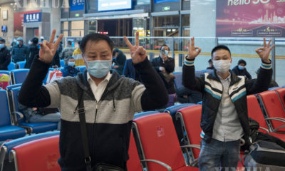 တရုတ်နိုင်ငံ ဟူပေပြည်နယ် ဝူဟန့်မြို့တွင် ရထားခရီးစဉ်ဖြင့် ခရီးသွားမည့်သူများအား တွေ့ရစဉ် (ဆင်ဟွာ)