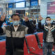 တရုတ်နိုင်ငံ ဟူပေပြည်နယ် ဝူဟန့်မြို့တွင် ရထားခရီးစဉ်ဖြင့် ခရီးသွားမည့်သူများအား တွေ့ရစဉ် (ဆင်ဟွာ)