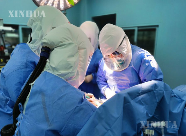 တရုတ်နိုင်ငံ၌ ဟန်ကျို၌ ကိုရိုနာဗိုင်းရပ်စ် လူနာတစ်ဦးအား ဆရာဝန်များက ခွဲစိတ်ကုသနေစဉ် (ဆင်ဟွာ)