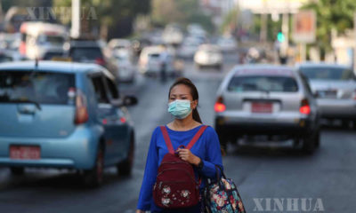 ရန်ကုန်မြို့၌ နှာခေါင်းစည်း အကာအကွယ်များ တပ်ဆင် သွားလာသူ တစ်ဦးအား တွေ့ရစဉ်(ဆင်ဟွာ)