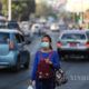 ရန်ကုန်မြို့၌ နှာခေါင်းစည်း အကာအကွယ်များ တပ်ဆင် သွားလာသူ တစ်ဦးအား တွေ့ရစဉ်(ဆင်ဟွာ)