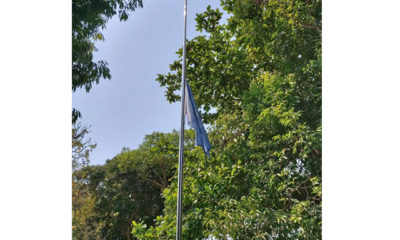 ဝမ်းနည်းခြင်းအထိမ်းအမှတ် UN အလံအား တိုင်တစ်ဝက် လွှင့်ထူထားသည်ကိုတွေ့ရစဉ်(ဓာတ်ပုံ- UN ရုံး)