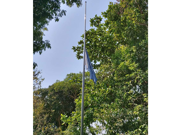 ဝမ်းနည်းခြင်းအထိမ်းအမှတ် UN အလံအား တိုင်တစ်ဝက် လွှင့်ထူထားသည်ကိုတွေ့ရစဉ်(ဓာတ်ပုံ- UN ရုံး)
