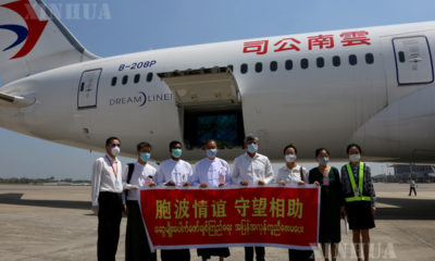 တရုတ်-မြန်မာ နှစ်နိုင်ငံ တာဝန်ရှိသူများကို အသက်ရှူစက်များ သယ်ဆောင်လာသော လေယာဉ်နှင့်အတူ တွေ့ရစဉ်(ဆင်ဟွာ)
