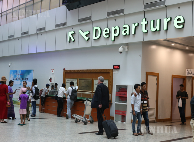 ရန်ကုန်အပြည်ပြည်ဆိုင်ရာလေဆိပ်၌ ၂၀၁၉ ခုနှစ် အောက်တိုဘာလအတွင်းက ပြည်ပသို့ ထွက်ခွာမည့် ခရီးသည်များအား တွေ့ရစဉ်(ဆင်ဟွာ)
