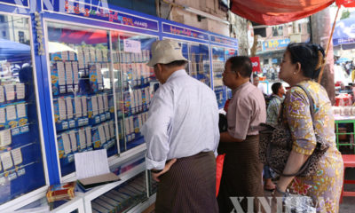 ရန်ကုန်မြို့၌ အောင်ဘာလေ ထီအရောင်းဆိုင် တစ်ခုတွင် ထီထိုးနေသူများအား တွေ့ရစဉ်(ဆင်ဟွာ)