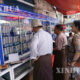 ရန်ကုန်မြို့၌ အောင်ဘာလေ ထီအရောင်းဆိုင် တစ်ခုတွင် ထီထိုးနေသူများအား တွေ့ရစဉ်(ဆင်ဟွာ)