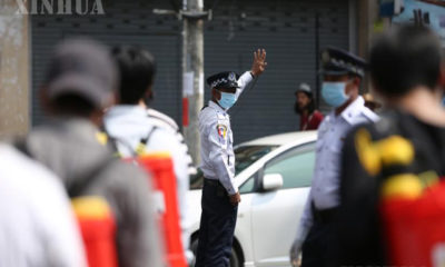 ရန်ကုန်မြို့တွင် နှာခေါင်းစည်းဖြင့် တာဝန်ထမ်းဆောင်နေသော ယာဉ်ထိန်းရဲတစ်ချို့အားတွေ့ရစဉ် (ဆင်ဟွာ)