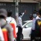ရန်ကုန်မြို့တွင် နှာခေါင်းစည်းဖြင့် တာဝန်ထမ်းဆောင်နေသော ယာဉ်ထိန်းရဲတစ်ချို့အားတွေ့ရစဉ် (ဆင်ဟွာ)