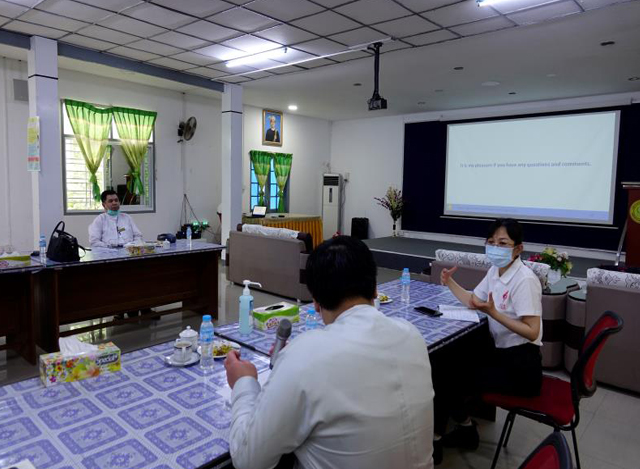 တရုတ်ဆေးဘက်ဆိုင်ရာ ကျွမ်းကျင်ပညာရှင်များ အဖွဲ့ ဝင်က ရောဂါကာကွယ်ထိန်းချုပ်ရေး အတွေ့အကြုံများ မျှဝေစဉ်(ဓာတ်ပုံ - Chinese Embassy in Myanmar)