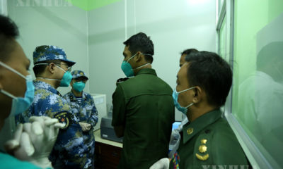 တရုတ်နိုင်ငံ ဆေးဘက်ဆိုင်ရာ ပညာရှင်အဖွဲ့ မင်္ဂလာဒုံ အမှတ်(၁) တပ်မတော်စစ်ဆေးရုံတွင် COVID-19 ရောဂါဓာတ်ခွဲစမ်းသပ်ခန်းတည်ဆောက်မှုတွင် ကူညီဆောင်ရွက်ပေးနေသည်ကို ဧပြီ ၃၀ ရက်က တွေ့ရစဉ် (ဆင်ဟွာ)