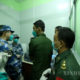 တရုတ်နိုင်ငံ ဆေးဘက်ဆိုင်ရာ ပညာရှင်အဖွဲ့ မင်္ဂလာဒုံ အမှတ်(၁) တပ်မတော်စစ်ဆေးရုံတွင် COVID-19 ရောဂါဓာတ်ခွဲစမ်းသပ်ခန်းတည်ဆောက်မှုတွင် ကူညီဆောင်ရွက်ပေးနေသည်ကို ဧပြီ ၃၀ ရက်က တွေ့ရစဉ် (ဆင်ဟွာ)